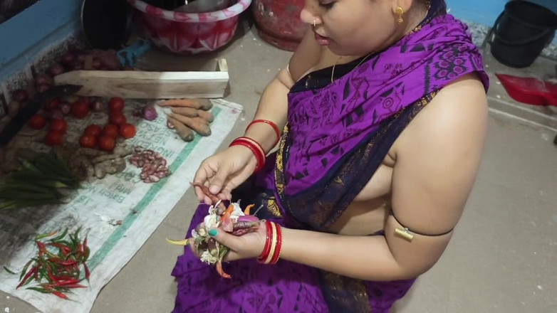 Sona bhabhi: 印度家庭主妇在厨房里被丈夫的朋友狠操