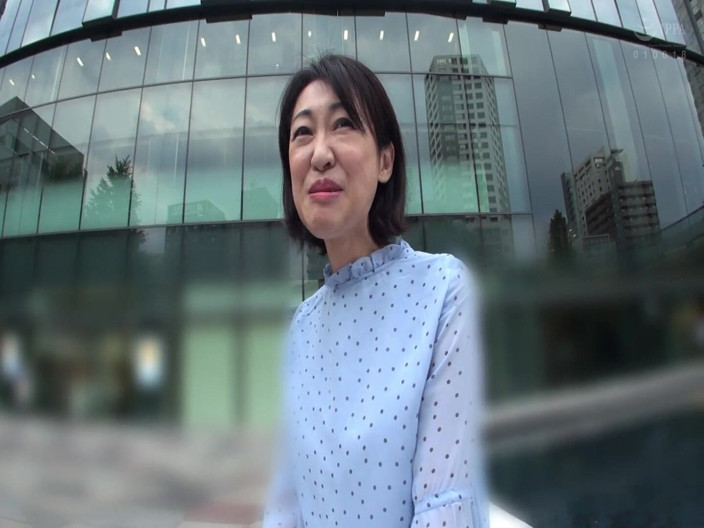 MBM3988: 좋은 아내와 현명한 계모 분위기를 가진 60 세의 미시 여자 H067g01 파트 타임 간호 데에서 사랑에 빠진다