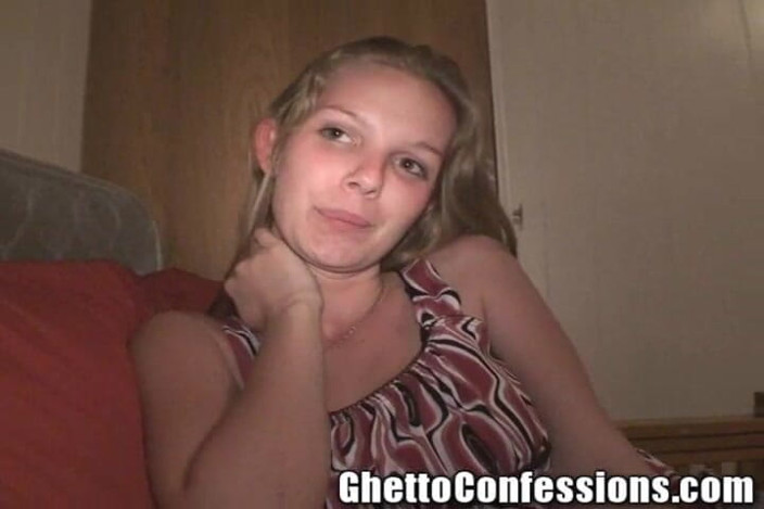 Ghetto Confessions: Awek blonde kendur Boobiez Smiley menghisap cerita seks penjara zakar!