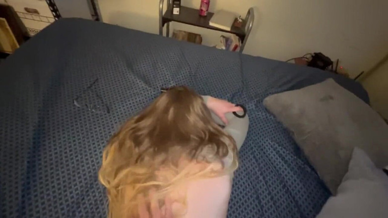 J13D75: ¡Esta chica tiene la mitad de mi edad! Ella está...