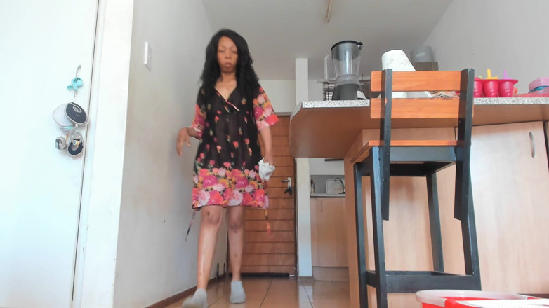 AnalEbony: 家の掃除ふしだらな女