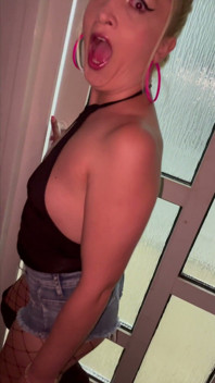 Hotwife wchodzi w seksownych hotpantsach
