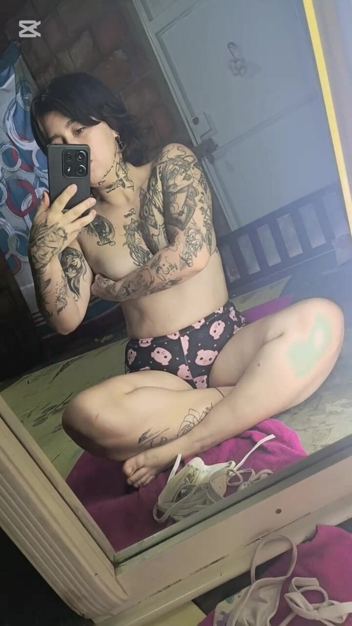 Dalyla: Mulher sozinha se grava se divertindo sem pressa