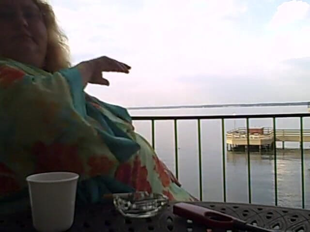 BBW nurse Vicki adventures with friends: BBW tôt le matin, fumée et café