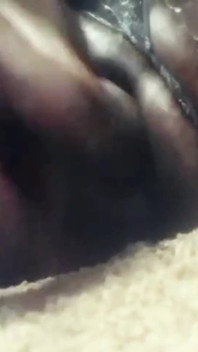 Golpeando mi gordo coño mojado con un consolador de 12 pulgadas acabando duro