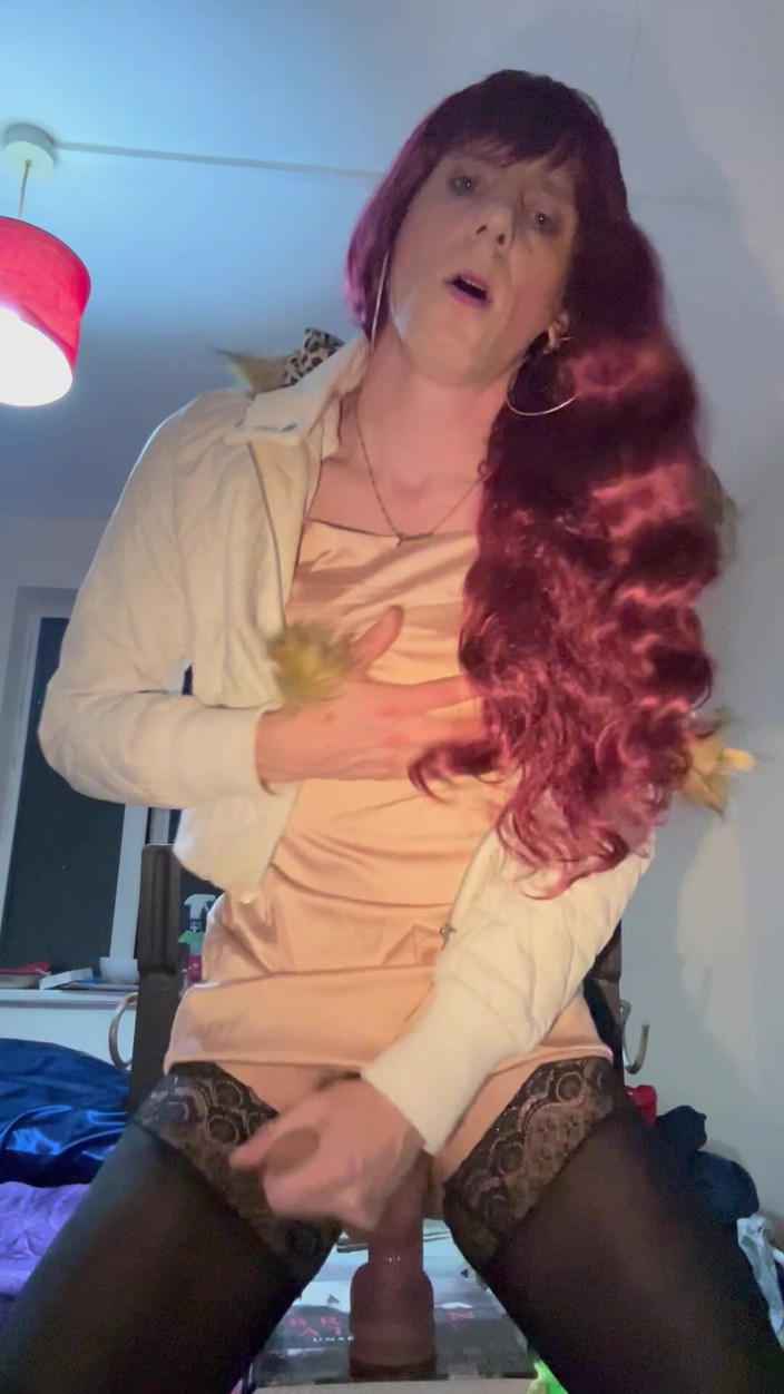 Jessica silk: Jess silk cavalca un dildo