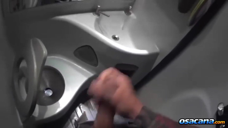 World Gay: Se Masturbando Dentro Do Banheiro Do Onibus