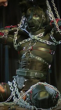 Cadena pesada de bondage fox: corsé apretado, máscara de cuero y desafío de resistencia