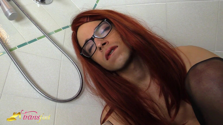 Trans and Cross-Dressers Feet: Tranny chcaní na vlasy s červenými vlasy ve skle