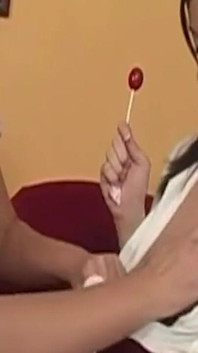 Aksi hot lesbian yang lagi asik muasin memek dan mainan seksnya