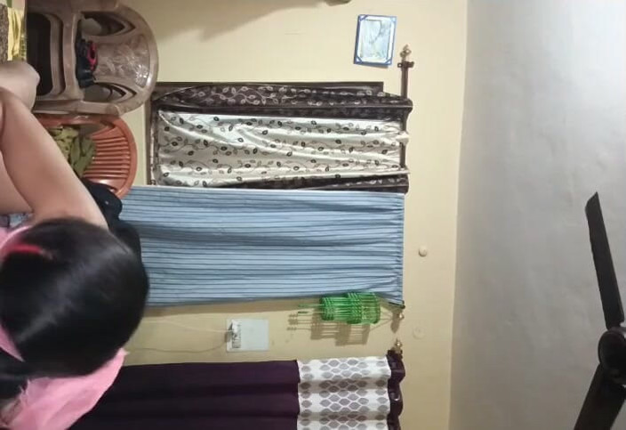 sashaa: Gadis remaja india lagi asik di kamar