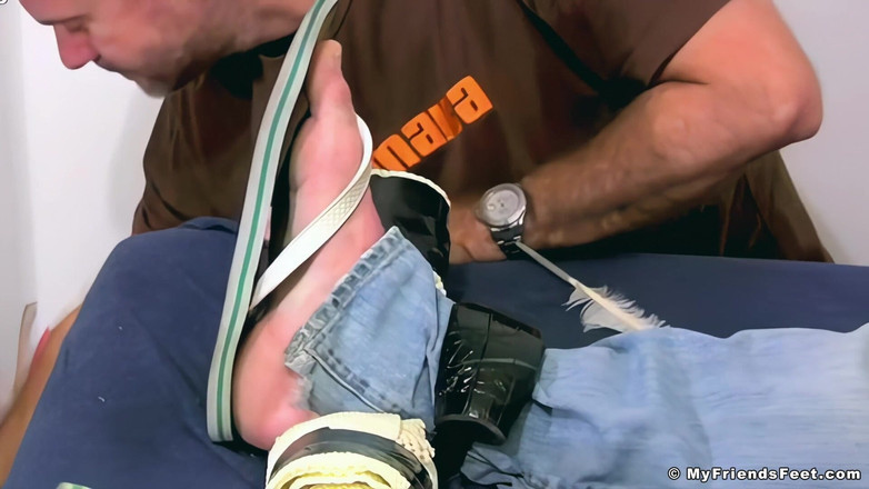 My friends feet: 長身スタッドのイライジャが裸でくすぐられた