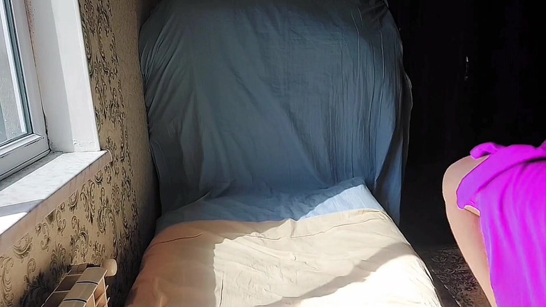 Kitty_Cross: Schattig mietje poseren met kleurrijke lolly en glimlach