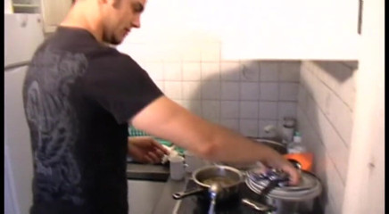 Femdom Austria: Ev kölesi mutfağı temizlemeli