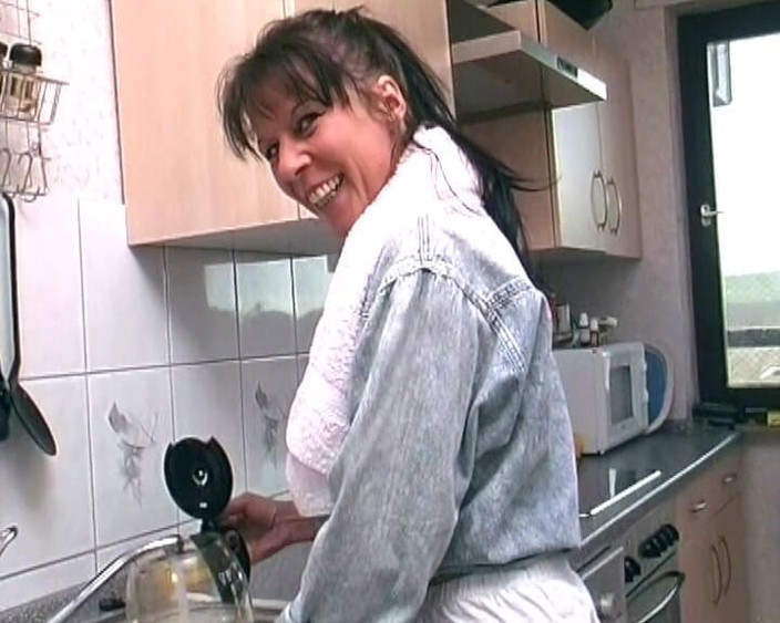 Deutsche Damen: Tmavovlasá žena v domácnosti z Německa se baví, zatímco je sama