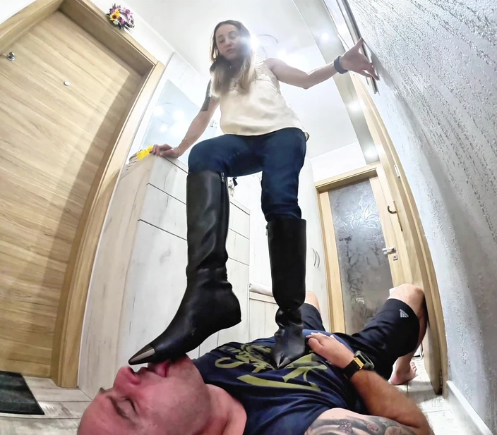 Mistressyammyboots: Seu rosto debaixo da bota - prazer sem piedade