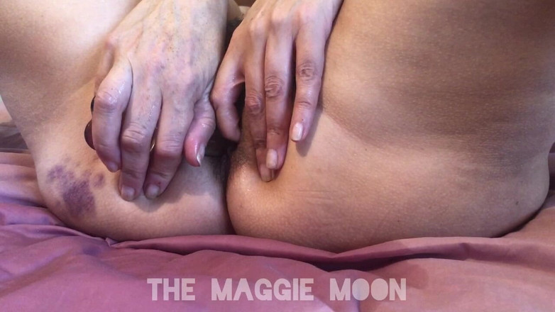 Maggie Moon: Anale con un dildo di vetro