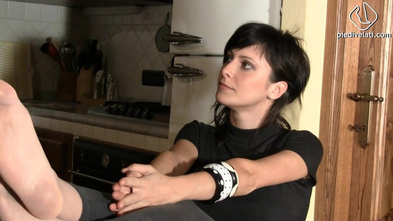 Foot Fetish HD: La sexy chck elena ama giocare con i suoi piedi...