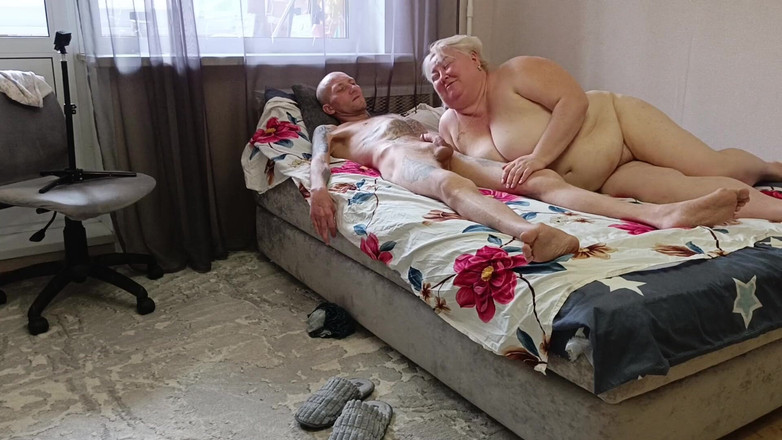 Zona901: Nachbarin lutscht schwanz professionell und schluckt sperma