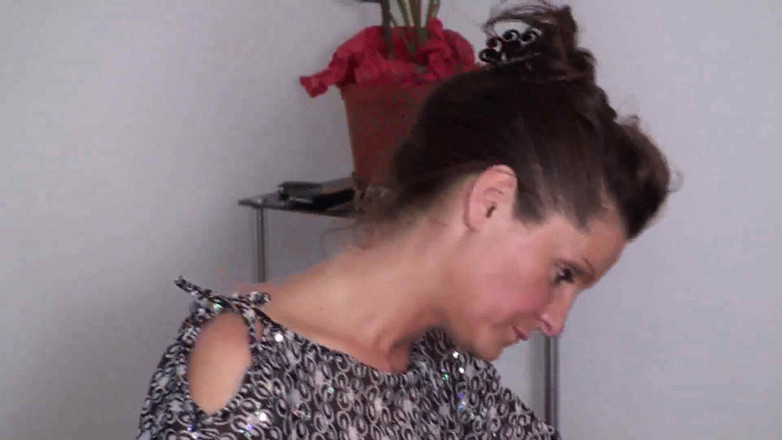 Foot Girls: Picioare mirosind sub canapea