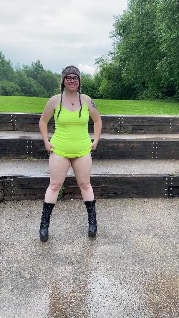 Rebecca Curves: Rebecca Curves se promène dans un parc natur