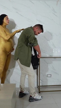 Museum He1st Slutar I Hett Knulla Med Gyllene Statyer