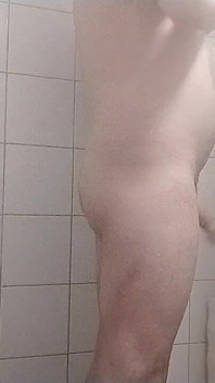 Un gay paffuto si rade il cazzo e le palle