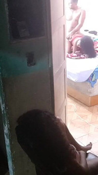 Ik betrapte mijn stiefzus en stiefvader op seks en stond voor de deur van de kamer mezelf aan te raken.
