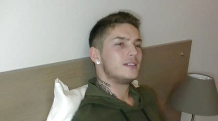 Gaybareback: Güzel biseksüel twink en iyi arkadaşını prezervatifsiz sikiyor