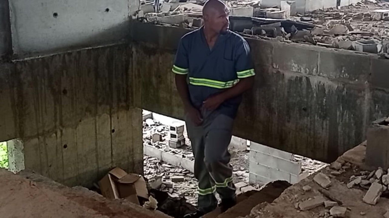 TheBlacKHunterr: 在建筑中自慰