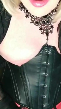 Freche trans frau in strümpfen und high heels