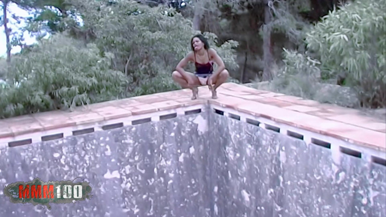 MMM100: Shania Shania se svléká u starého opuštěného bazénu