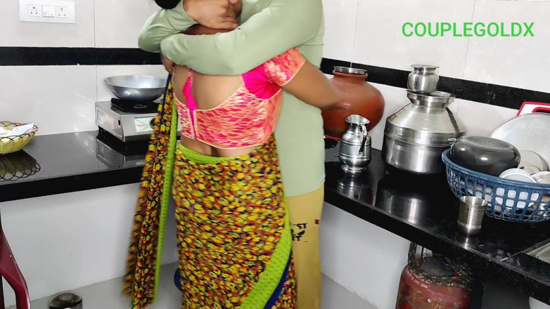 Sexy Komal: She Came to Tell Her Mother-in-law About Kitchen Problems