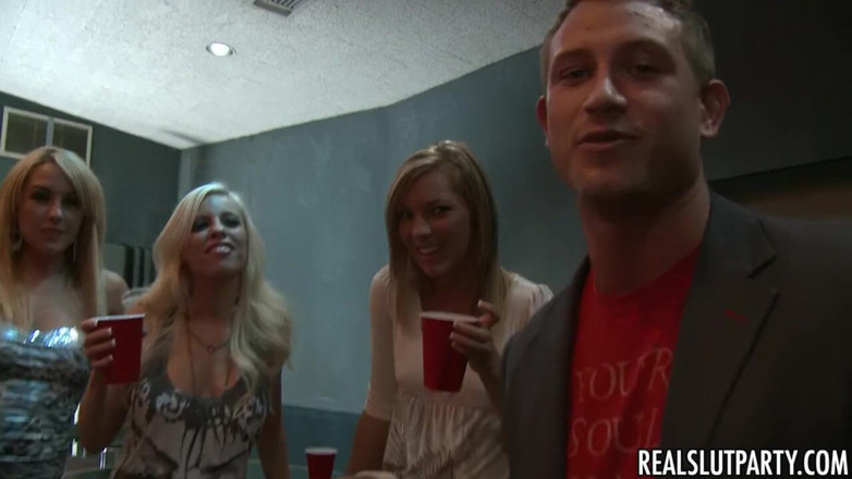 Real Slut Party: Real Slut Party - Penggemar Terbesar, atau Grup? Apakah penting pirang...