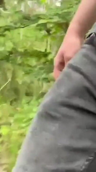 Mladý chlapec se obnažuje, dostává výprask na zadek a masturbuje v lese
