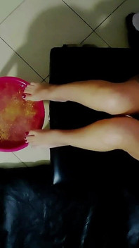 Spa Kaki lengkap dengan urutan, minyak, dan pancutan mani di kakinya.