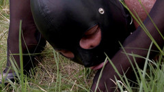 German BDSM MMV: Herrin zotročí muže a užívá si footfetiš venku