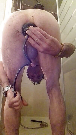 Charlotin: Gay muž si hraje se sexuální hračkou