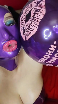 Pompino e lipjob in una maschera in lattice, sperma sul palloncino e tonnellate di sudore