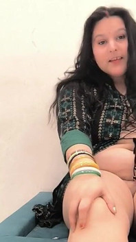 बड़े रसदार स्तन गुलाबी चूत चूत में ऊँगली करना
