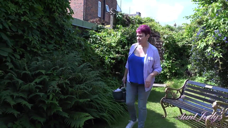 Aunt Judy's: Auntjudys - 거유 미시 주부 Layla Bird와 자연의 거유 원예