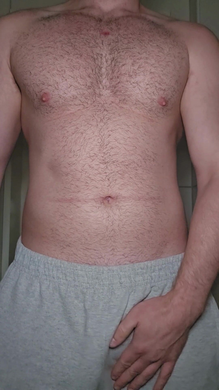 PhantomGentX: Spermshot sui pantaloni della tuta grigi;) Eccitazione totale!