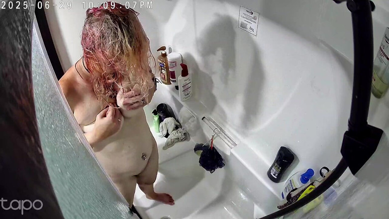 KittieNoOne: Мамка з блідою дупою спіймана в душі