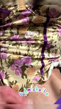 Travesti Michelle etrafta dans ediyor ve karım ve benim sikişmem ve büyük yarak hakkında hayran bırakılıyor