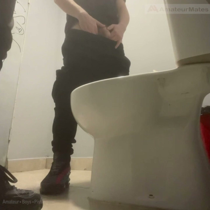 AmateurBoysPissing: Amatérští přátelé spolu chčijí na klubových toaletách