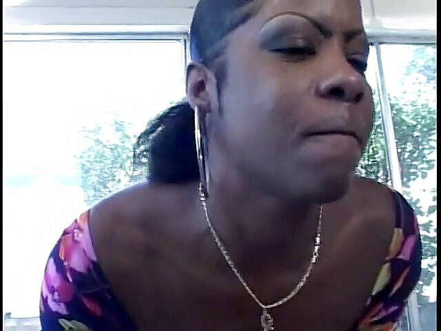 Best Butts: O tipă minunată negresă are parte de o pulă uriașă...