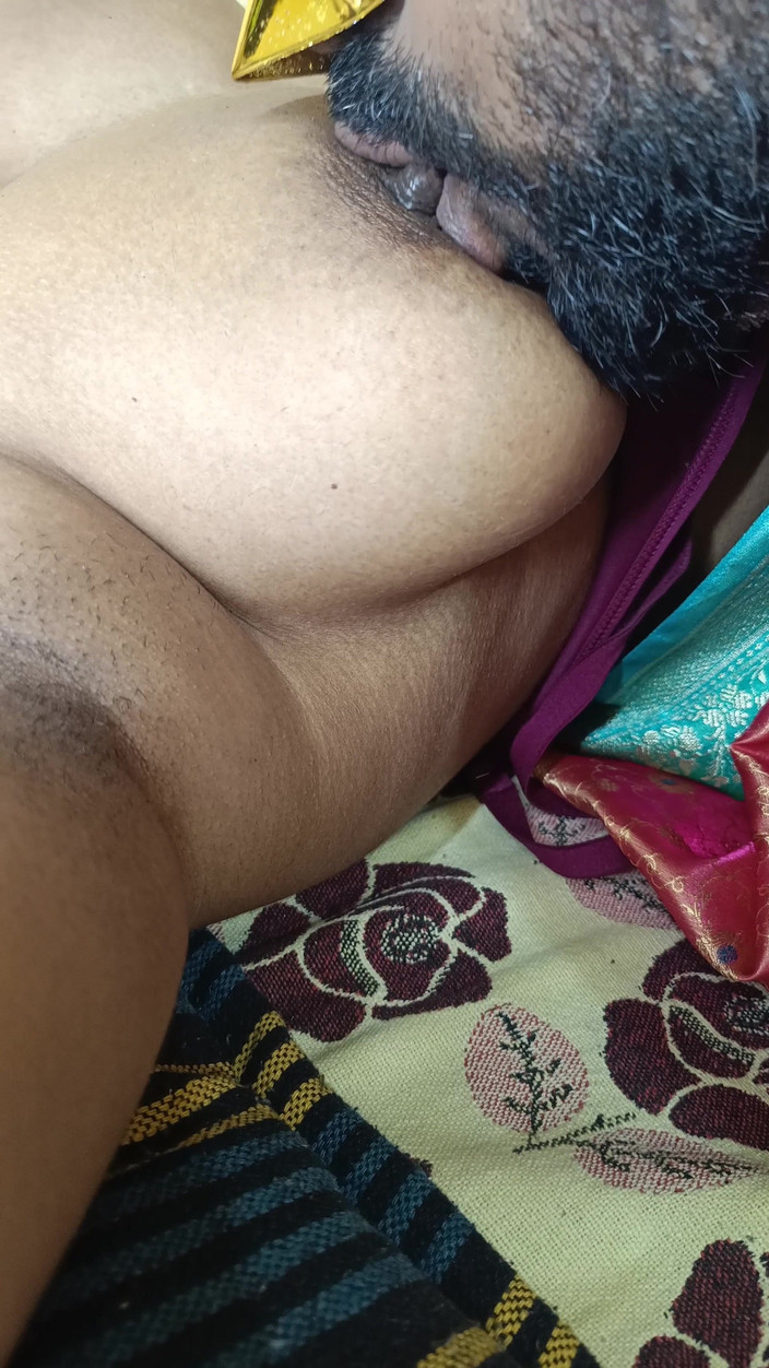 Laxi ammu: 家庭主妇在床上享受热辣性爱