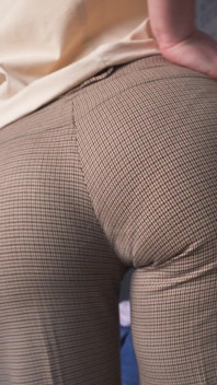Une MILF amateur essaye des tenues de travail en culotte arrière et taquine la ligne de culotte