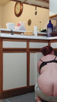 Une pute de cul révèle qu'elle décharge son lave-vaisselle