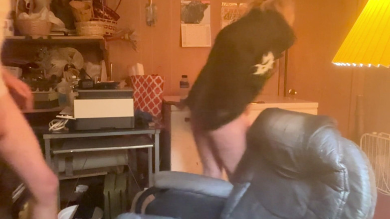 KITTYBOOBOOFUXX: Schau Zu, Wie Ich Im Keller Oben Auf Dem Dreier...